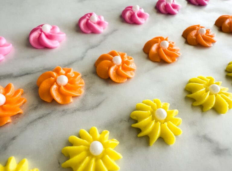 How to Make Beautiful Drop Flowers with Royal Icing!